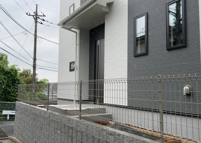 玄関は家の顔でもあり、家族以外の目にも止まる場所です。玄関は外との間を仕切る扉、靴などをしまっておく収納スペース、靴脱ぎのたたきスペース、来客とのやり取りをするドアホンなど複数のアイテムからなります。