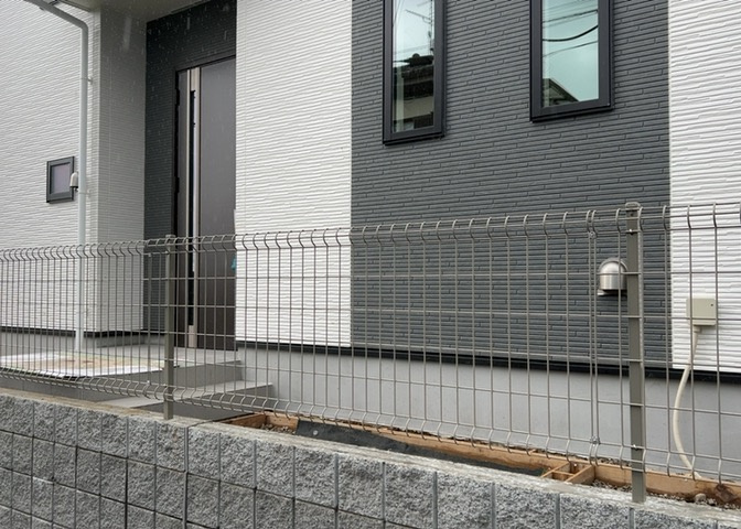 木造住宅とは土台、壁、柱など建築物の強度を支える構造体の材に木が使用されている構造を指します。構造体は建物の自重を支えるだけではなく風圧や水圧、積裁荷重などあらゆる衝撃に耐えるための基礎です。