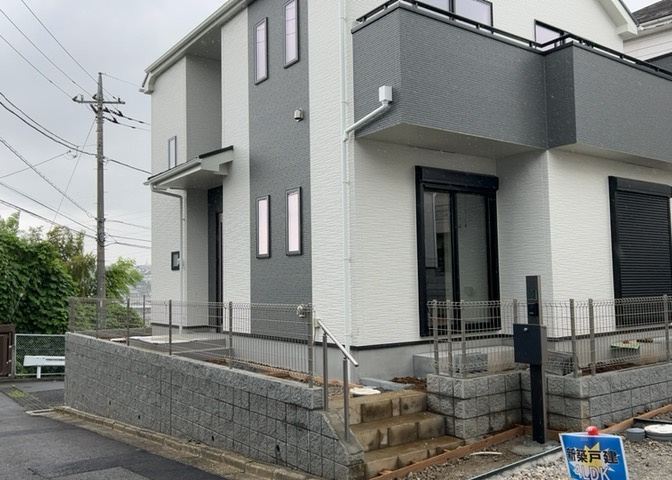 道幅が狭い場所は比較的土地の値段が低いことが多く、また交通量が少ないため騒音が少なく静かな環境で過ごせます。また、小さいお子様がいるご家庭も安心です。一方で車の駐車が難しいというデメリットもあります。