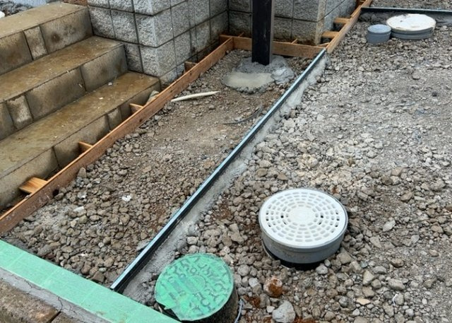 敷地内には、散水栓や立水栓があります。水道水を直接利用できるため、水を運ぶ手間を省くことが出来ます。大量の水を必要とする洗車作業や清掃などに役立ちます。その他設備とあわせて、現地でご確認ください。