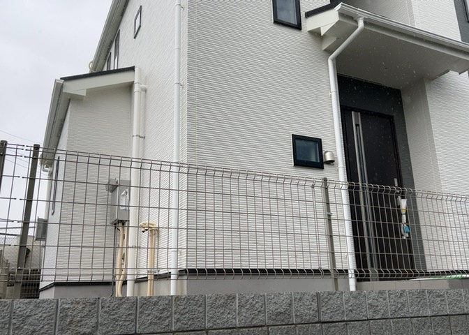 建物建築の外壁の主流となっているサイディング仕様は、板を外壁に貼り合わせる施工方法です。金属系・木質系・窯業系があり、断熱性や耐用性などが異なります。外壁の色やデザインなど詳細は現地でご確認ください。