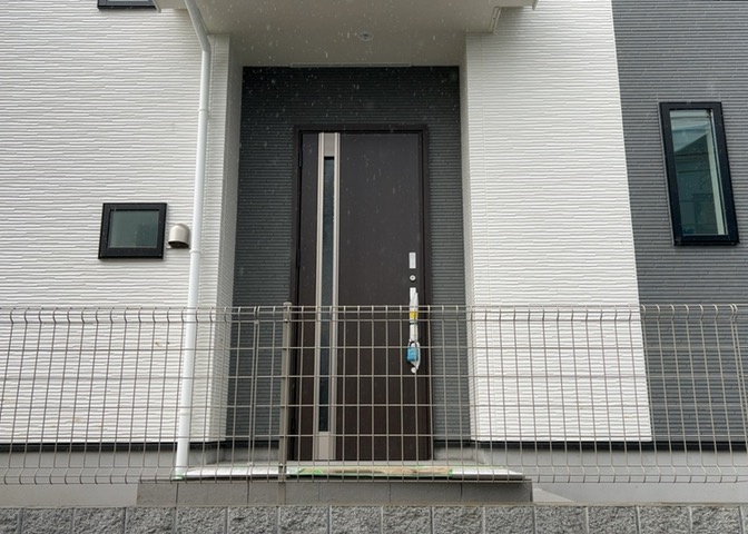 モニターで来訪者を確認して、目的が分からない場合はインターホンを通じて室内から会話することができます。怪しいと感じた場合はインターホン越しにお帰りいただくことができるので、直接会うことがなく安全です。