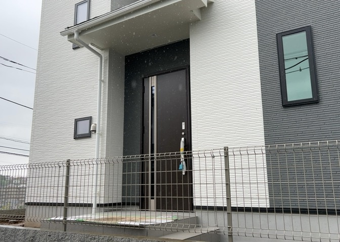 玄関は、狭すぎると複数人で使いにくく、広すぎても無駄な空間になりがちです。最低2畳を目安にして、家の広さとの兼ね合いや家族の人数を考慮して決めるとよいでしょう。現地を見学して快適な玄関を選びましょう！