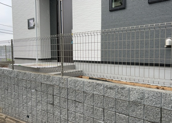 基礎パッキング工法とは、床下の換気確保のため基礎と土台の間に緩衝材を挟み込む工法です。土台の下に数十センチの間隔で設置されるため、全体的な隙間が生まれます。床下換気口に比べて高い通気性が確保されます。