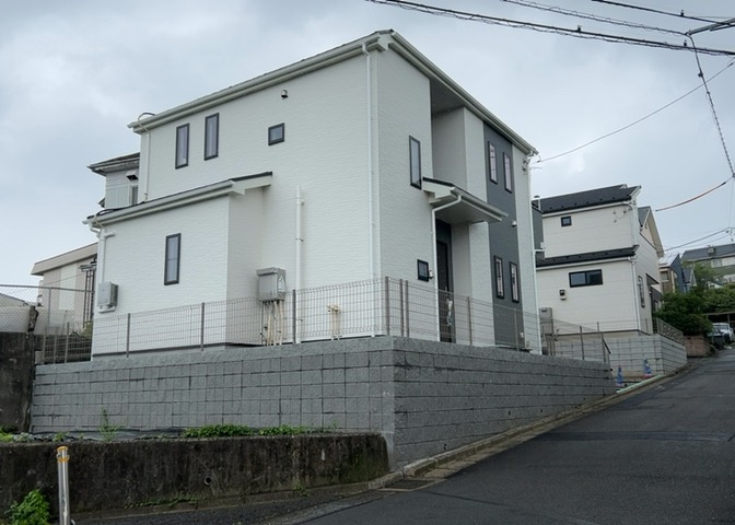 住宅用の土地では前面道路に2m以上接していなければならないと法律で定められています。しかし、お持ちの車のサイズやライフスタイルなどにより、2mでは利便が悪い場合もございますので、事前に確認しましょう。