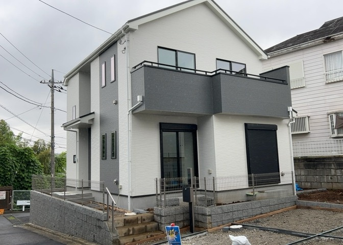 お持ちの車種によっては前面道路が広い方が便利でしょう。しかし、前面道路が広ければその分交通量が多くなるため、騒音などが気になる場合があります。実際に現地を見学し、周辺交通量や騒音などを確認しましょう！