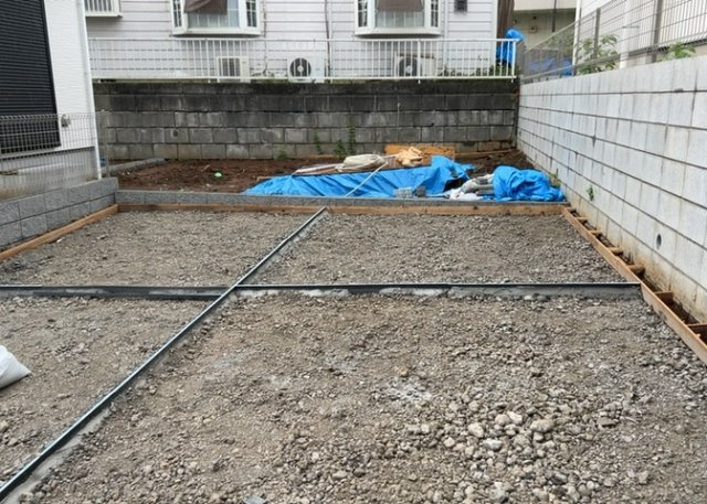 駐車場と明記されていても、最小スペースでつくられた駐車場だと大型車は駐車できなかったり、出入りしにくくなったりする可能性があります。お車のサイズと購入したい物件の駐車場のサイズを現地で確認しましょう。
