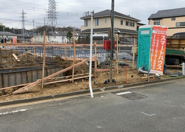 【八王子市大塚の新築戸建ての前面道路含む現地写真】