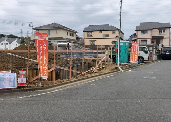 【八王子市大塚の新築戸建ての前面道路含む現地写真】
