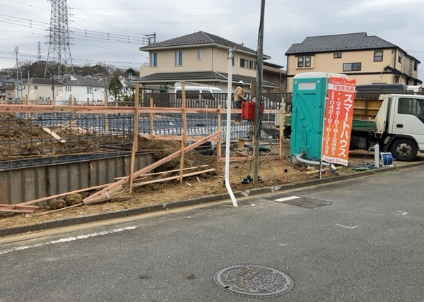 【八王子市大塚の新築戸建ての前面道路含む現地写真】