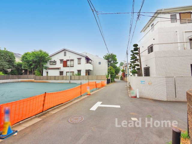 平坦で舗装された綺麗な道路に接しています！ベビーカーでの移動やお散歩も非常にスムーズに行えます♪