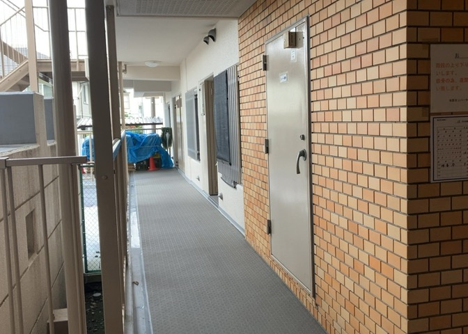 室内の防犯設備もチェックしましょう！モニター付きインターホンが設置されているか、防犯シャッターが設備されているか、ベランダに人が上がってきにくい高さかなどチェックしておくと入居後も安心できるでしょう。