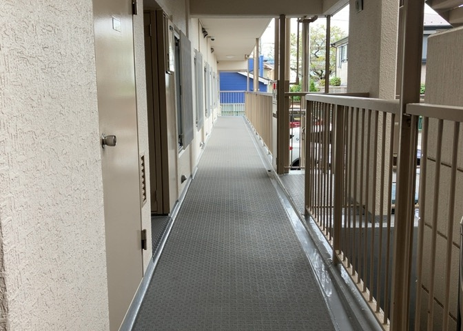 共用部分は、一棟の建物に住む区分所有者全員が共同で所有するとし、共用部分の管理、補修などは、区分所有者で形成される管理組合が行います。個人の判断で勝手に変更することはできませんので覚えておきましょう。