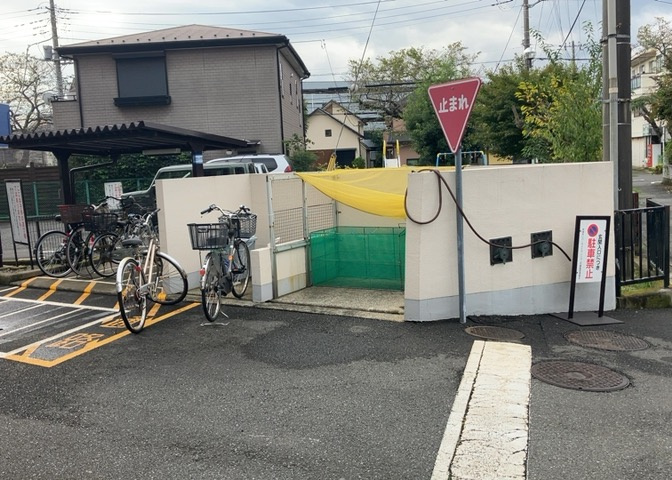 共有部分は、住民なら誰もが使える設備のこと。例えば駐車場やエレベーター、インターネット設備、セキュリティ設備などがあります。他にも、マンションの廊下・外部階段やエントランス・ゴミ置き場などがあります。