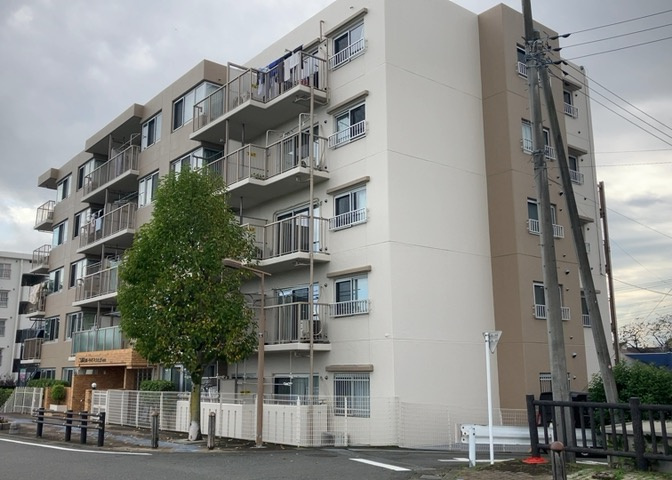 眺望の良さを楽しめるダイニングキッチンで家族団らんの時間を過ごしてはいかがでしょうか。バルコニーから見える景色を家族で眺める時間は、時間が経つのを忘れてしまいそうですね。是非、現地を見に行きましょう！