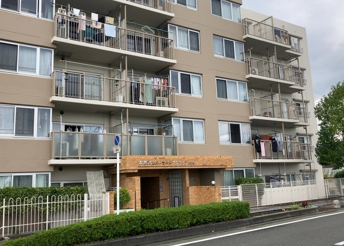 道幅が広い場所は日当たりや風通が良好です。幅が広いのですれ違いも可能ですし大きな車でも駐車可能！一方で、大型車が通ることも多くなるため交通量の増加により騒音に繋がります。また土地の値段が高くなります。