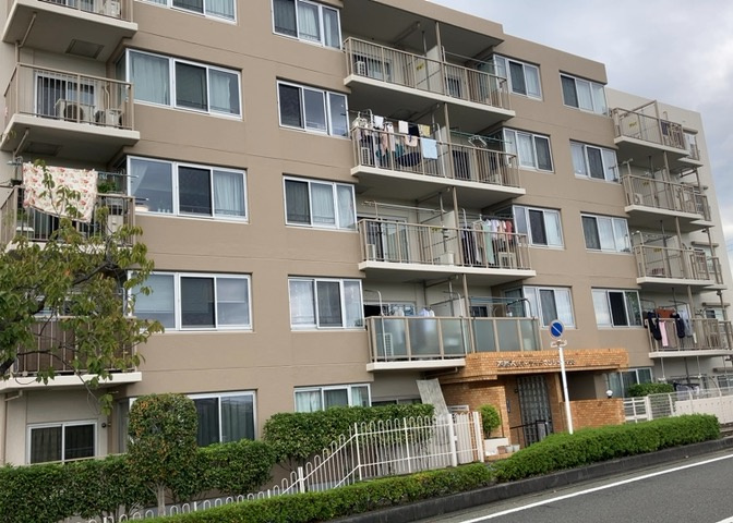 ＲＣ造、Reinforced　Concreteは直訳すると補強されたコンクリートです。主に柱や梁・床・壁が鉄筋とコンクリートで構成おり、鉄筋を組んだ型枠にコンクリートを流し込んで固めたものを指します。
