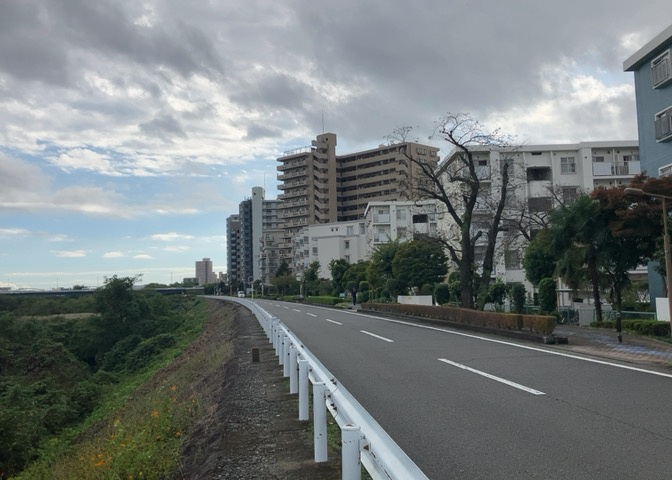 眺望を気にして物件を探す場合、前面に建物が建っていないか現地で確認しましょう！前面に建物があると景色はもちろん、日当たりや風通しにも影響が出てきます。住んだ時のことを想像しながら現地見学をしましょう。