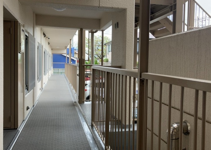 共用部分は、一棟の建物に住む区分所有者全員が共同で所有するとし、共用部分の管理、補修などは、区分所有者で形成される管理組合が行います。個人の判断で勝手に変更することはできませんので覚えておきましょう。
