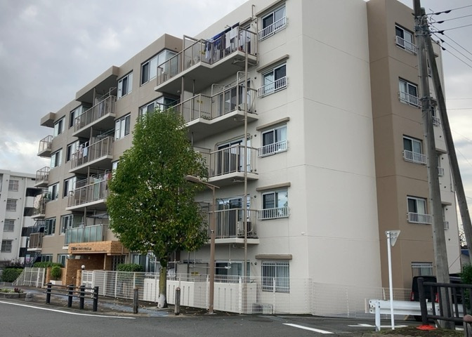 外観はマンション管理がされているかの目安になります。築年数が古いと、壁面は劣化してひび割れが生じることも！建物が古びていても細かいところが修繕されていると、きちんと管理されているなぁと感じるでしょう。