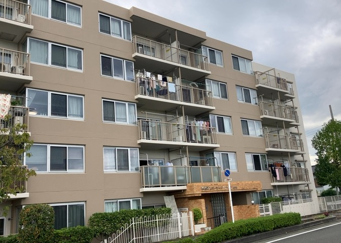 一般的なバルコニーは、奥行1.5ｍ程ですが、ワイルドバルコニーは2ｍまで広がっています。そのため洗濯物の間隔をあけ干すことができ、乾きやすいというメリットや、ガーデニングが楽しめる等の特徴があります。