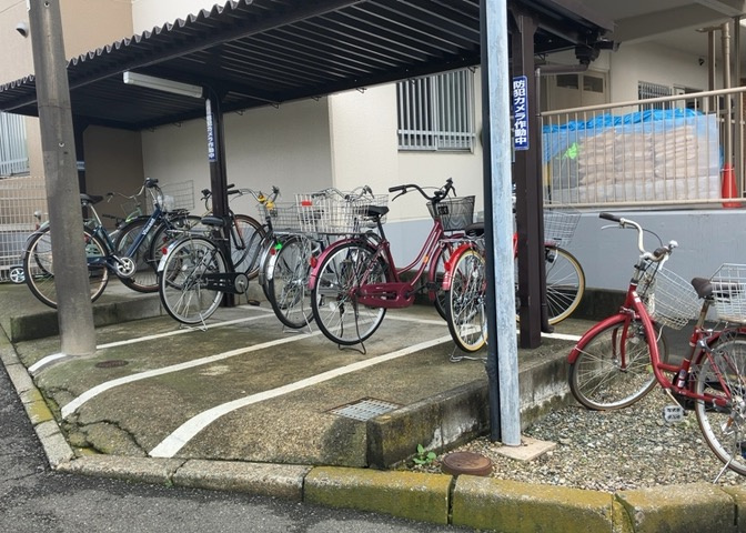 車一台あたりに必要なスペースは、標準サイズの普通自動車で横幅2m50cm、長さ5mは必要になります。ただし、乗降のことも考慮して横幅3m30cm、長さ5m50cmほどは確保できるところを選びましょう。