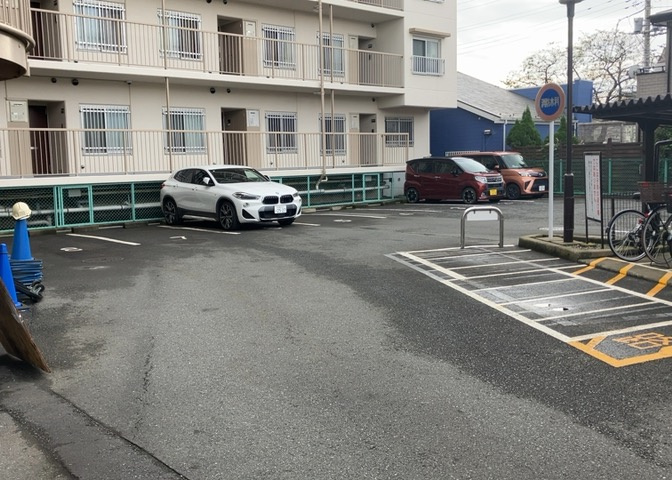 駐車場と明記されていても、最小スペースでつくられた駐車場だと大型車は駐車できなかったり、出入りしにくくなったりする可能性があります。お車のサイズと購入したい物件の駐車場のサイズを現地で確認しましょう。