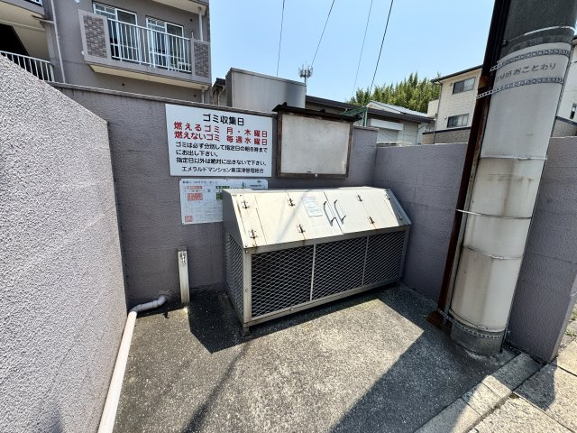 敷地内にゴミステーションを設置。忙しい朝でもスムーズにゴミ出しが可能。居住者専用スペースとして管理されているため衛生的で使いやすい環境。マンションならではの利便性が感じられ、日々の家事負担を軽減。