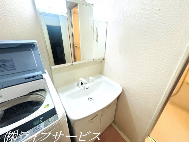 三面鏡付シャワー付洗面化粧台（AIによるCG加工をしています）