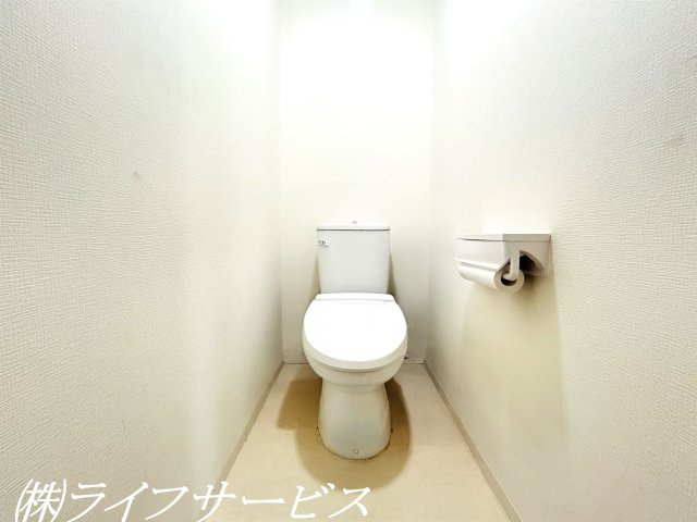 温水洗浄便座付トイレ（AIによるCG加工をしています）