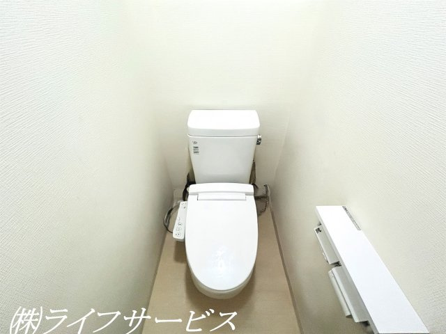 温水洗浄便座付トイレ（AIによるCG加工をしています）