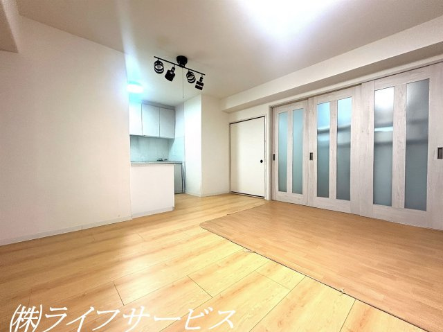 リビングルーム14帖／室内リフォーム履歴有！丁寧にお使いです！（AIによるCG加工をしています）