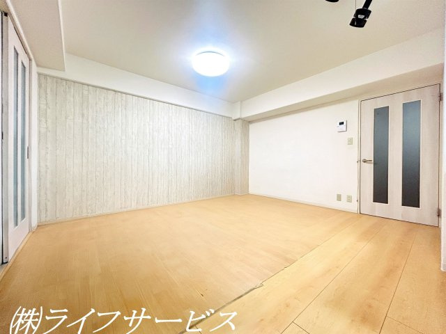 リビングルーム14帖／室内リフォーム履歴有！丁寧にお使いです！（AIによるCG加工をしています）