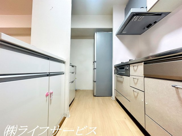 キッチンの奥には冷蔵庫、カップボード置場あり！（AIによるCG加工をしています）