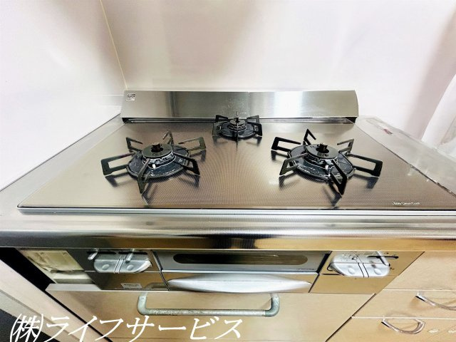 3口ガスコンロでお料理もらくらく！（AIによるCG加工をしています）