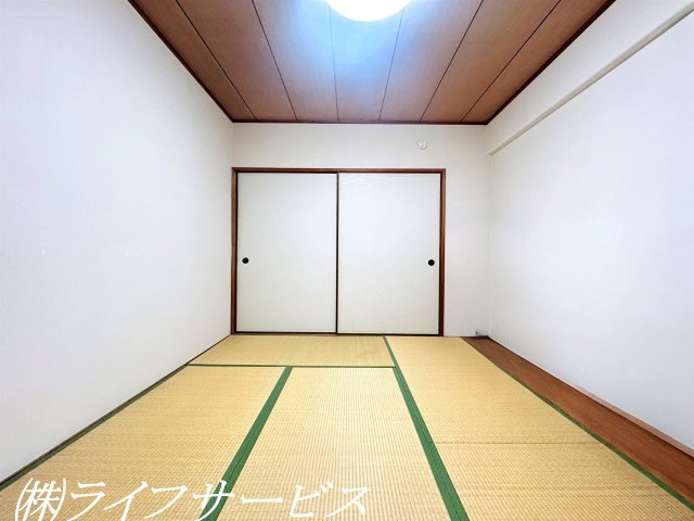 和室6帖／押入有・南向きのバルコニーに面した陽当り良好のお部屋です！（AIによるCG加工をしています）