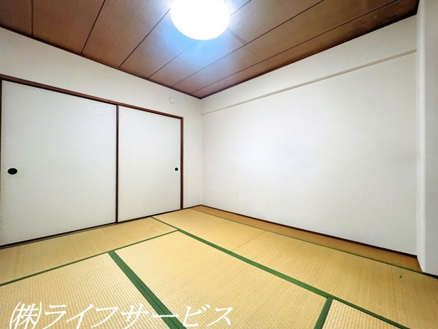 和室6帖／押入有・南向きのバルコニーに面した陽当り良好のお部屋です！（AIによるCG加工をしています）