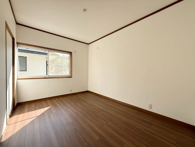 2階南側洋室はWICと押し入れ付き。衣類や荷物をすっきり収納できる空間です。