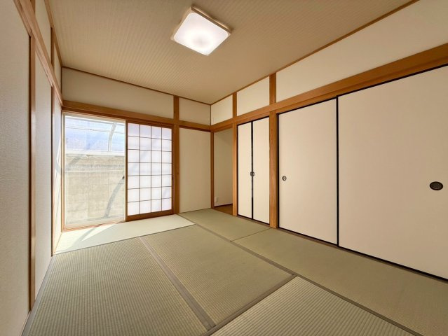 畳表替え・襖・障子張り替え済みの和室。押し入れと床の間があり、落ち着きのある空間で来客用にも使いやすい一室です。