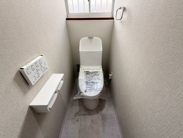 ウォシュレット付トイレは新品。落ち着いた色味のクロスとCFを使用し、清潔感のある空間です。