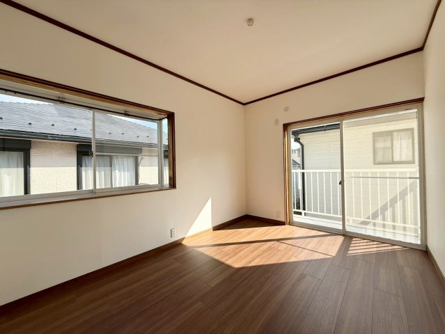2階北側の洋室にはバルコニーと押し入れがあり、採光と収納の両方を備えた使いやすい空間です。