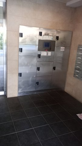 不在時にも荷物を受け取れる宅配ボックスを完備。忙しい毎日の暮らしを便利にサポートします。