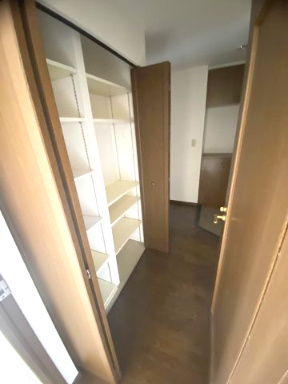 ■こちらのマンションはホール収納がたくさんありますよ♪♪