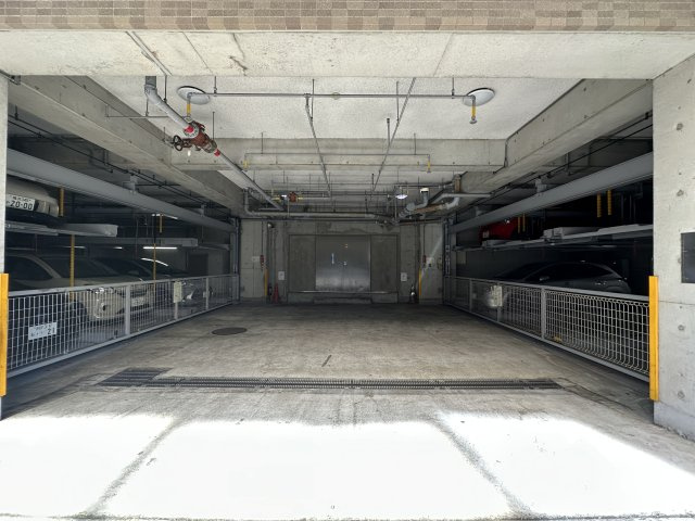 敷地内駐車場は、現在空きがございます。駐車場につきましてはアスカホームへお問い合わせ下さい。