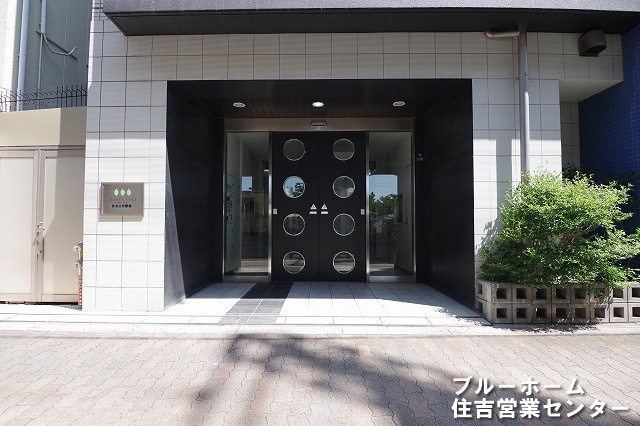 重厚感のあるエントランスです！オートロック付きでセキュリティー面も安心♪