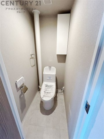 温水洗浄便座付トイレは温水洗浄機能により、暖かい水でおしりを洗浄することができ、冷たい水を使う従来の便座に比べ、温水洗浄機能で暖かいトイレを提供し、快適な使用を可能にします。