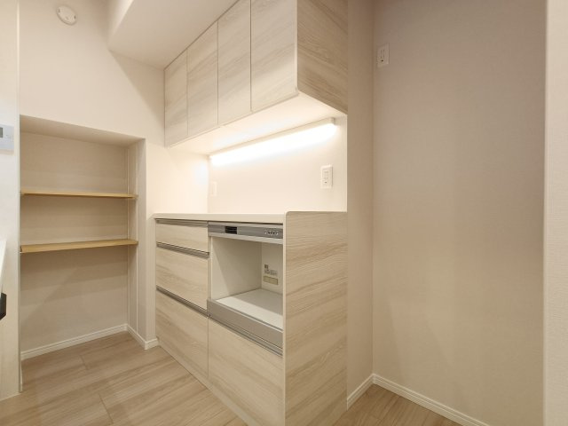 【キッチン収納】　カップボードはキッチンとお揃いで全体の高級感が一気に増します。キッチン回りがしっかりと片付く、スライド式収納を採用。お料理時間が楽しくなりますね。