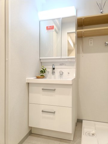 【独立洗面化粧台】　洗面化粧台は収納力があり、シンプルでいて使い勝手も良いという三拍子そろった優れもの。毎朝の身だしなみも楽しくなります。