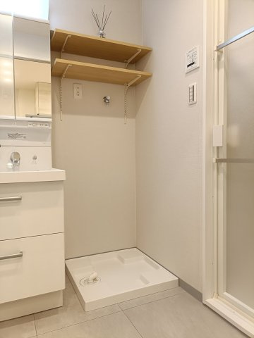 【室内洗濯機置き場】　上部のキャビネットにランドリーグッズなどを収納できます。上部のキャビネットにランドリーグッズなどを収納できます。
