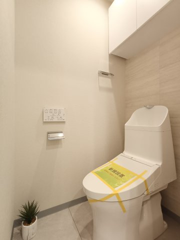 【トイレ】　トイレはシンプルなデザイン。毎日使う場所だからこそ、使い勝手を考慮しました。